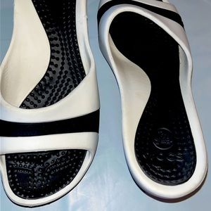 Crocs Sassari Wedges 9 Sandals Heels Black White Women's open toe Slip on shoes